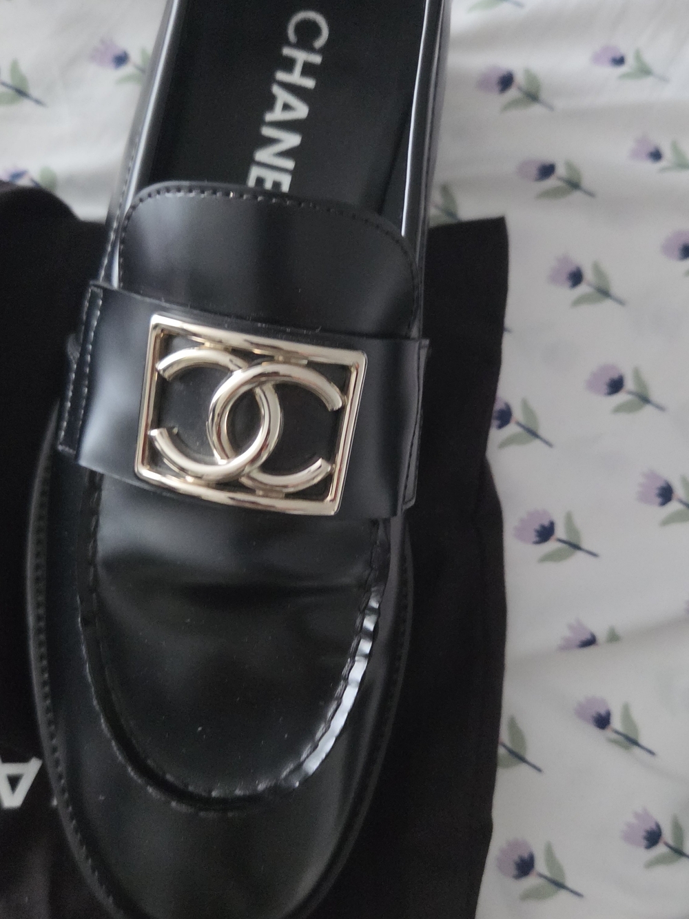 Autentic CHANEL Black Leather CC Logo Loafers with Gold Hardware - Picture 3 of 6